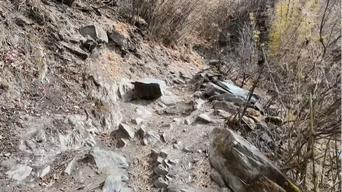 Les marches de pierre brute des 28 lacets, qui montent à travers les broussailles sèches