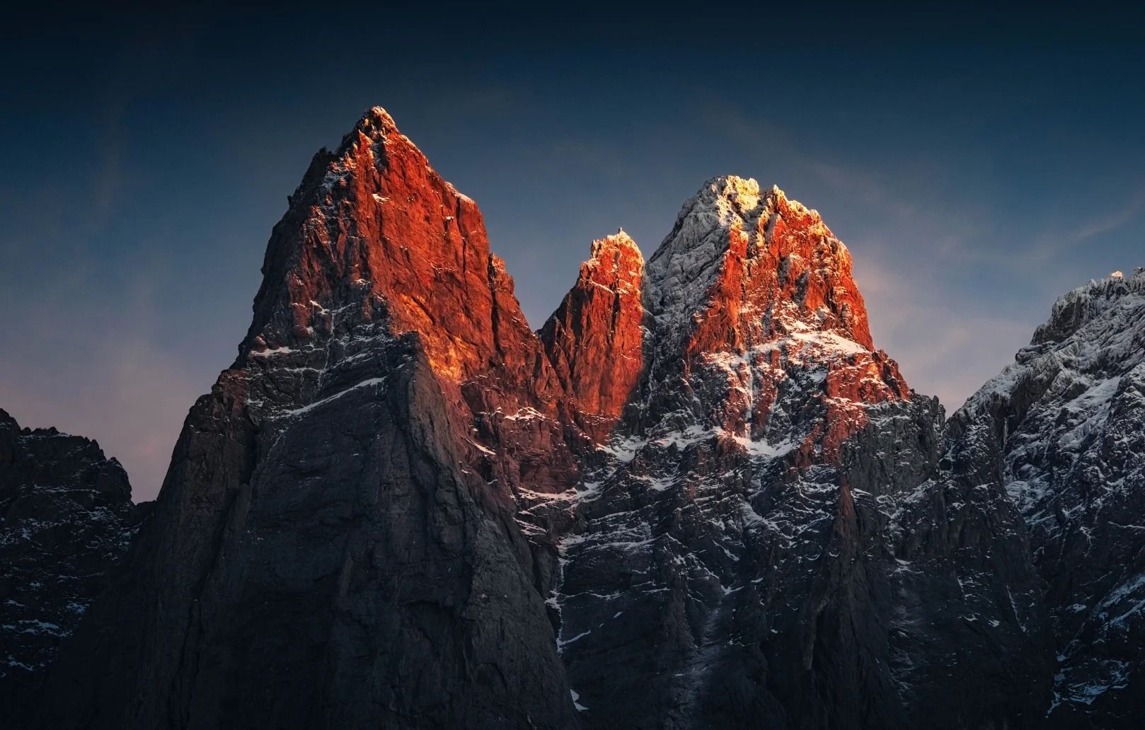 Les aiguilles rocheuses du Dragon de Jade rougeoient aux premiers rayons du soleil, sous un ciel bleu nuit