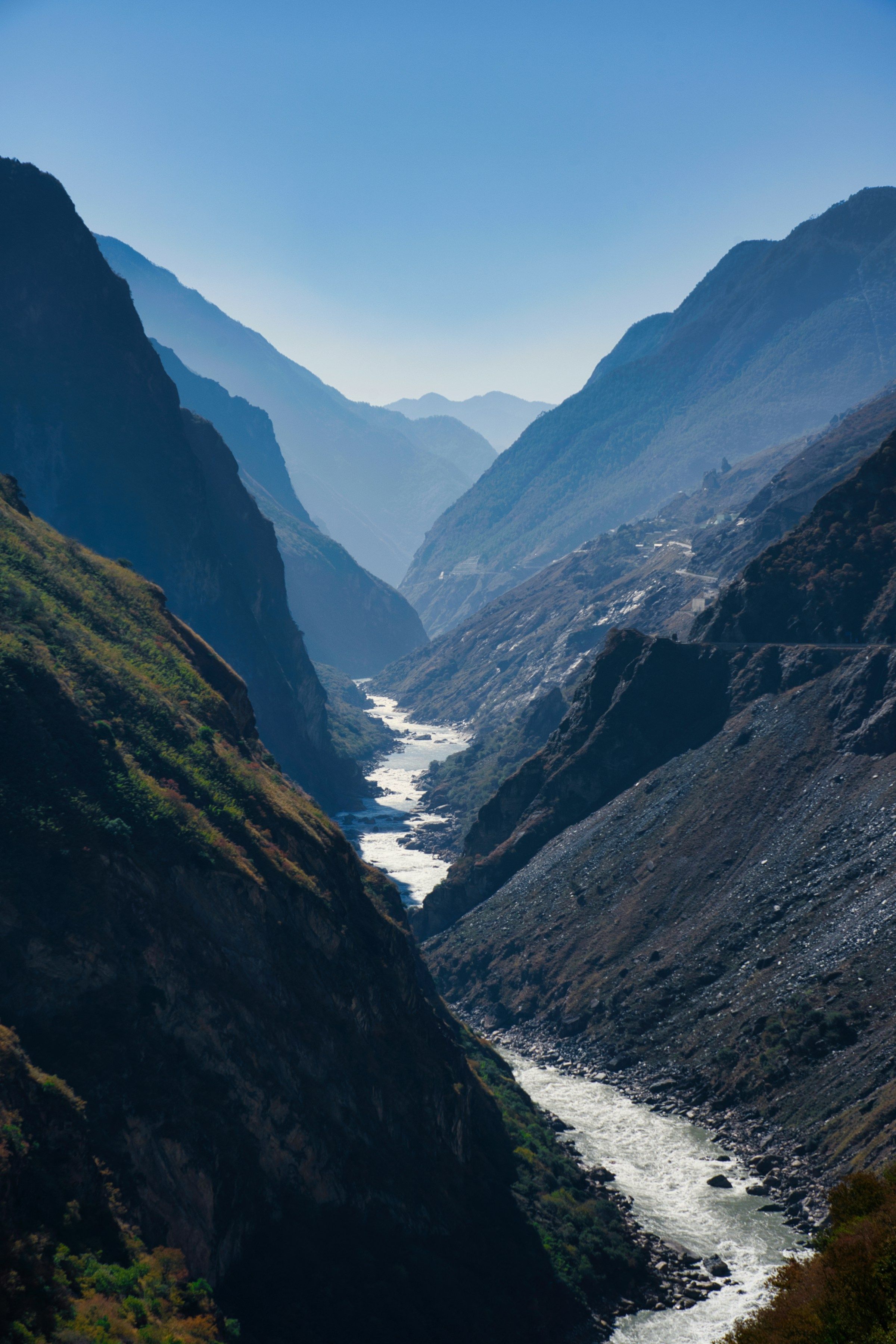 Der Jinsha-Fluss schneidet durch das tiefe V der Tigersprungschlucht zwischen steilen Bergwänden